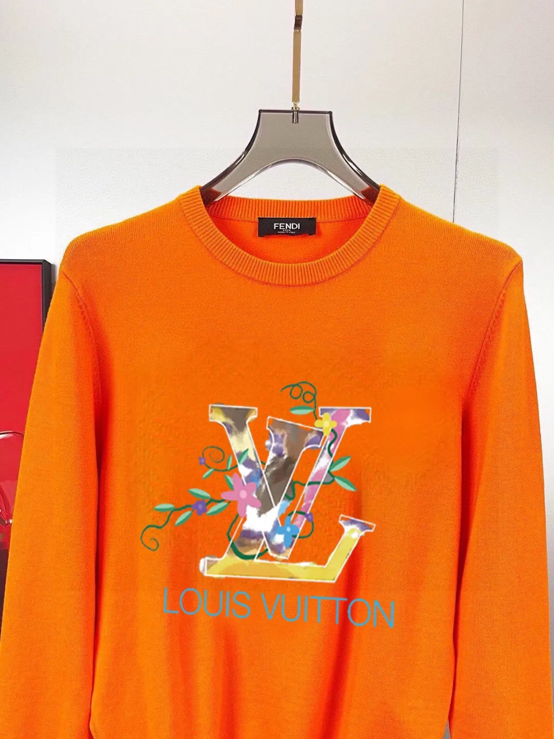 🅿️240 【Lv Louis Vuitton】Autumn and winter classic round neck pullover sweater, in full condition! ! ! Wool blended fabric, the latest model in 2025, golden ratio! ! Slim-fitting soft gold, versatile and practical item, the combination and practicality are extremely powerful, simple and elegant, and classy! To create your own style, it is highly recommended to buy it in two colors. The standard slim fit tailoring process is suitable for both young and old men. It is knitted from wool and will not cause any discomfort! While keeping warm, it is stylish, textured and wearable, and the classic logo with contrasting colors on the chest feels in place! ! Recommended for regular customers! ! Size M-3XL (maximum wear: 190 pounds)